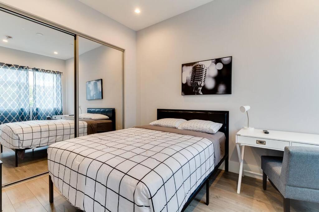 Modern 4 Bedroom Charmer W/ Rooftop Deck #2 *